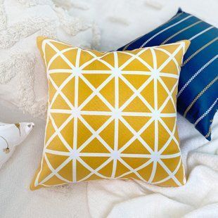 Декоративная подушка из ткани Soft с принтом &laquo;Жовті трикутники&raquo;, 45&times;45 см 45PST_23M077 фото