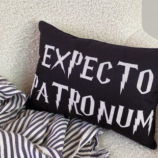 Декоративная подушка из мешковины с принтом &laquo;(мешковина) Expecto Patronum чорна&raquo;, 45&times;32 см 43PHB_22S001 фото