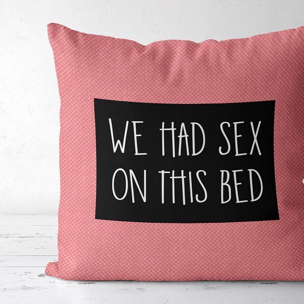 Декоративна подушка з габардину з принтом &laquo;We had sex on this bed&raquo;, 50&times;50 см 5P_19L008 фото