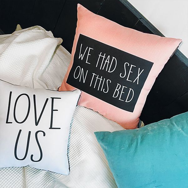 Декоративна подушка з габардину з принтом &laquo;We had sex on this bed&raquo;, 50&times;50 см 5P_19L008 фото