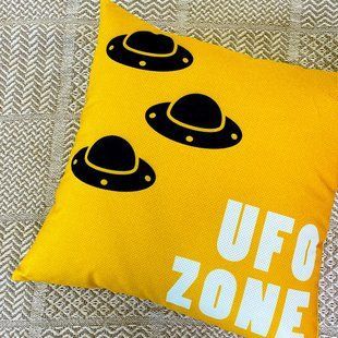 Декоративна подушка з оксамитової тканини з принтом &laquo;Ufo zone&raquo;, 45&times;45 см 45BP_UNI013_SALE фото