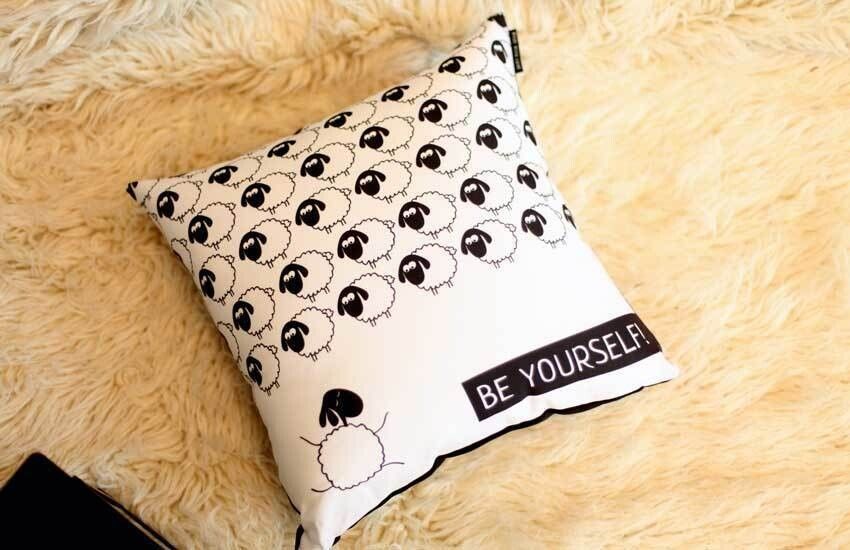 Декоративна подушка з габардину з принтом &laquo;Be yourself&raquo;, 40&times;40 см 4P_NGBAR115 фото